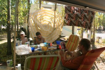 ...konnten wir wieder im Schatten sitzen.